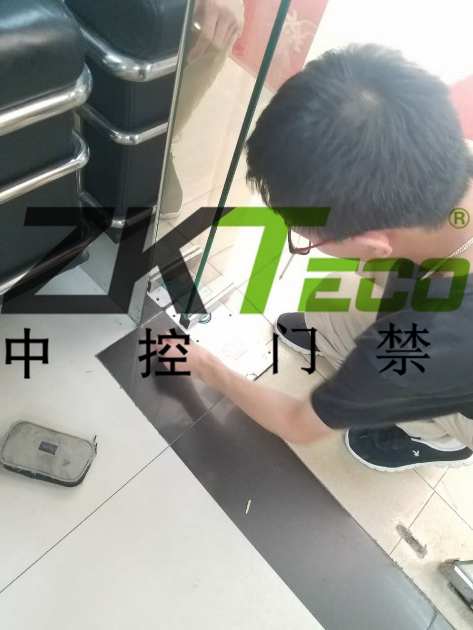 中控門禁公司在越秀區(qū)更換玻璃門彈簧，調(diào)維修玻璃門